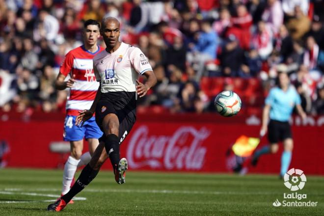 Naldo golpea un balón durante el Granada-Espanyol (Foto: LaLiga).