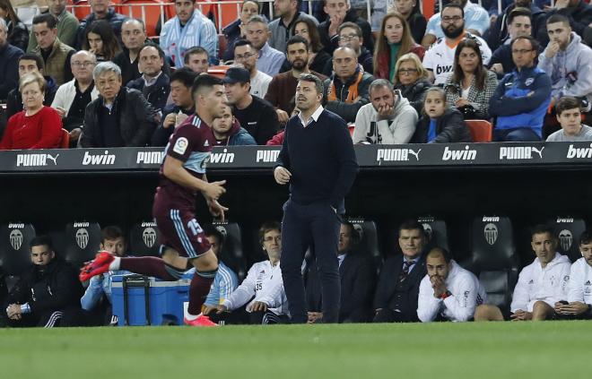 Óscar García dando instrucciones en el banquillo (Foto: Alberto Iranzo).