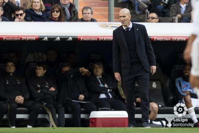 Zidane da indicaciones a sus jugadores durante el derbi.