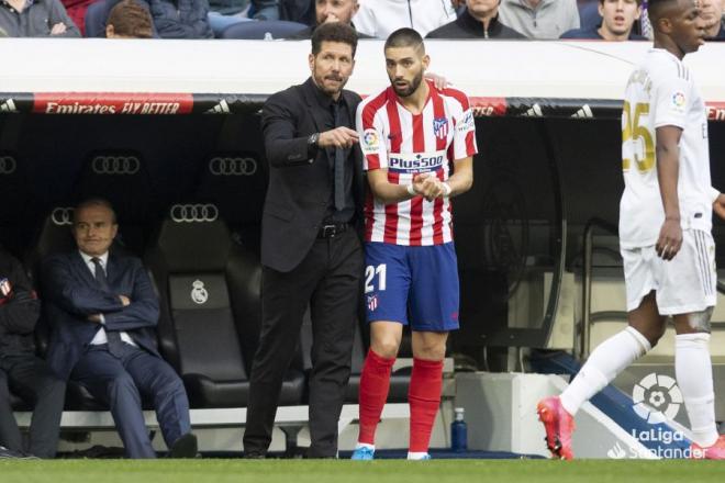 Simeone le da indicaciones a Carrasco en la banda en un partido con el Atlético de Madrid (Foto: LaLiga Santander).