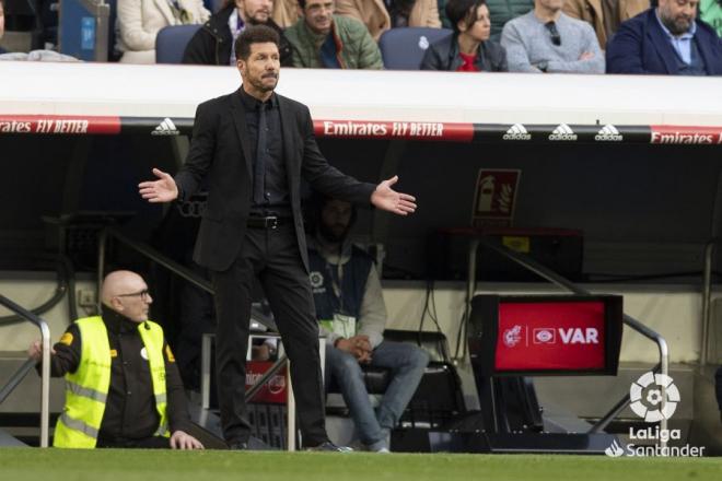 Simeone da instrucciones desde la banda en el derbi (Foto: LaLiga Santander).