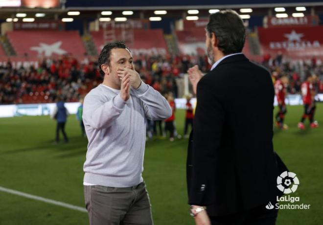 Sergio González saluda a Vicente Moreno en el Mallorca-Real Valladolid (Foto: LaLiga).