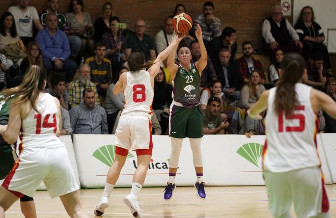 Ángela Rodríguez, la mejor del partido, lanzando a canasta (Foto: UnicajaBPhotopress).