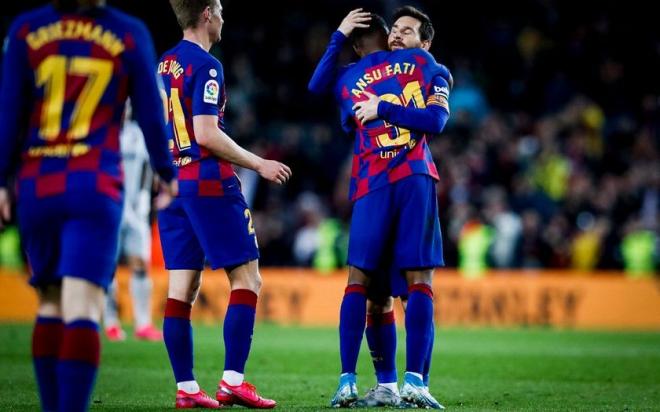 Messi abraza a Ansu Fati tras regalarle un gol ante el Levante.