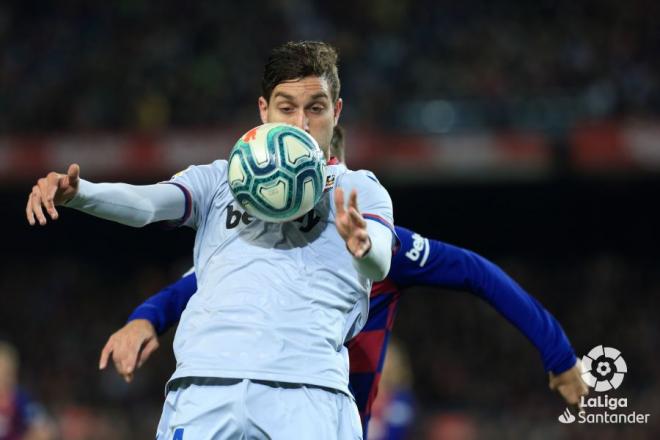 Campaña controla el balón con el pecho en el duelo ante el Barça (Foto: LaLiga).
