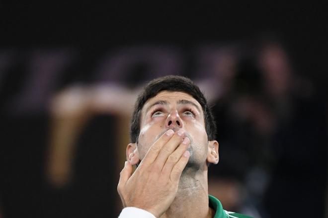 Djokovic manda un beso al cielo.
