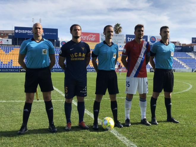 Los capitantes del UCAM Murcia-Recreativo. (@UCAMMurciaCF)