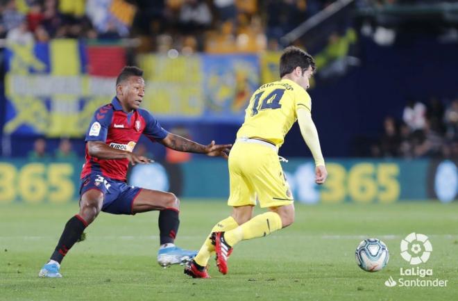Manu Trigueros se marcha de Pervis Estupiñán (Foto: LaLiga Santander).