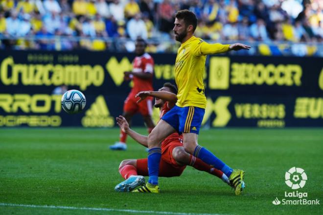 José Mari pelea por un balón ante un rival del Zaragoza (Foto: LaLiga).
