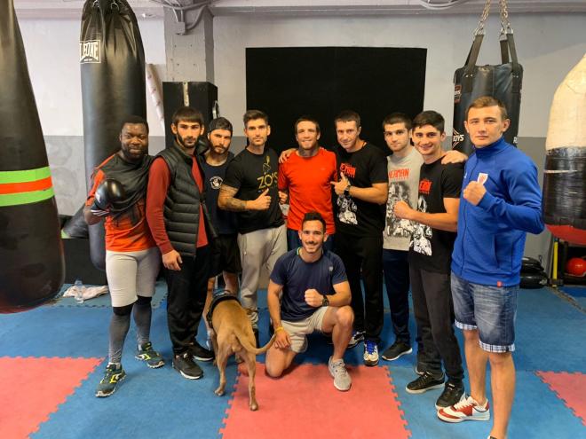 Kerman Lejarraga, Txutxi y Larrinaga con los boxeadores ucranianos en Bilbao. Ya lucen el chándal del Athletic Club.