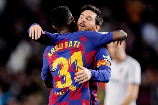 Messi y Ansu Fati se abrazan tras uno de los goles del guineano (Foto: UEFA).