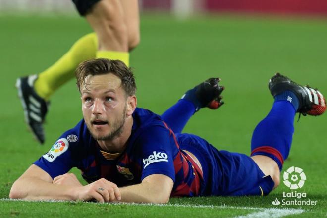 Rakitic se lamenta durante el Barcelona-Levante (Foto: LaLiga).