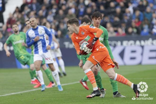 Álex Remiro se lleva un balón ante el Leganés (Foto: LaLiga).