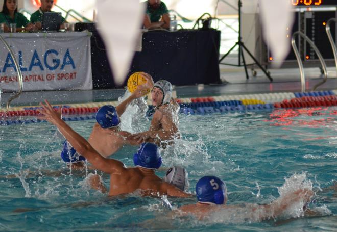 Un lance del partido en la piscina de Inacua (Foto: Waterpolo Málaga).
