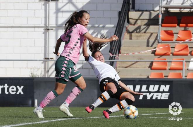 La bética Marta Cazalla en el partido entre el Valencia y el Betis Féminas.