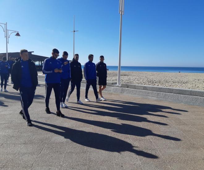 La plantilla del Real Zaragoza pasea por las playas de Cádiz en la previa del partido en el Carranza (Foto: Real Zaragoza).