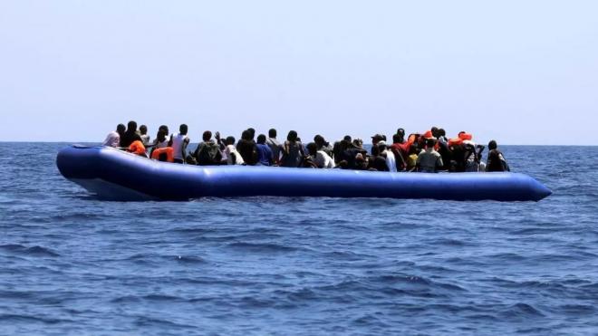 Barco cargado de migrantes en el Mediterráneo.