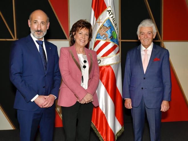Ana Urquijo y José Julián Lertxundi junto al actual presidente Aitor Elizegi (Foto: Athletic Club).