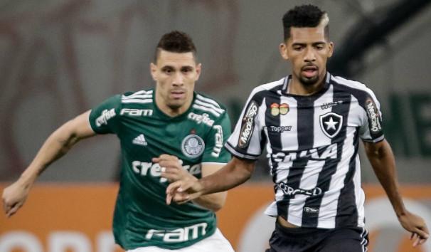 Matheus Fernandes, con la camiseta de Botofago en un duelo ante Palmeiras.