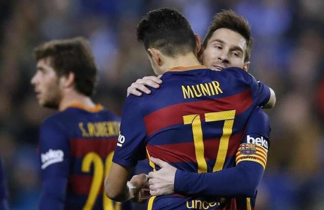 Leo Messi, como con Ansu Fati, abrazando a Munir (Foto: Twitter).