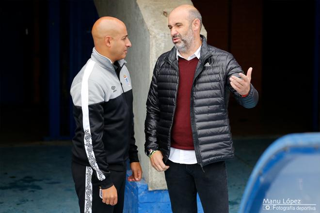 Nafti charla con Monteagudo en el partido del Nuevo Colombino. (Manu López / Albiazules.es).