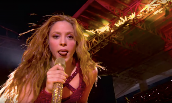 Shakira saca la lengua durante su espectáculo de la Super Bowl.