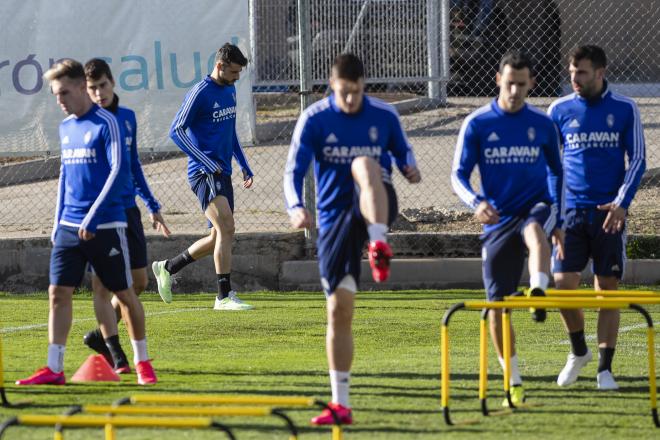 André Pereira se retira al gimnasio mientras el resto de compañeros trabajan (Foto: Daniel Marzo).