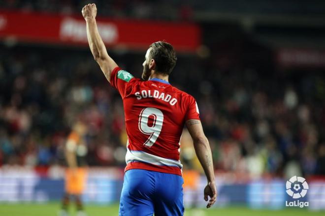 Roberto Soldado celebra su gol ante el Valencia CF.