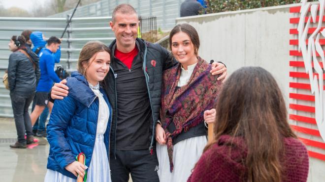 Dos componentes del coro de Santa Agueda se fotografían con Gaizka Garitano (Foto: Athletic Club).