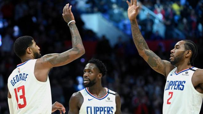 Paul George y Kawhi Leonard celebran la victoria de Los Ángeles Clippers.