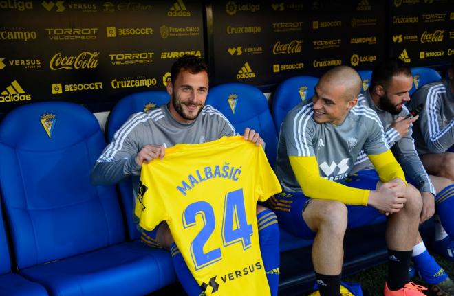 Malbasic, junto a Pombo, en el banquillo del Cádiz (Foto: CCF).