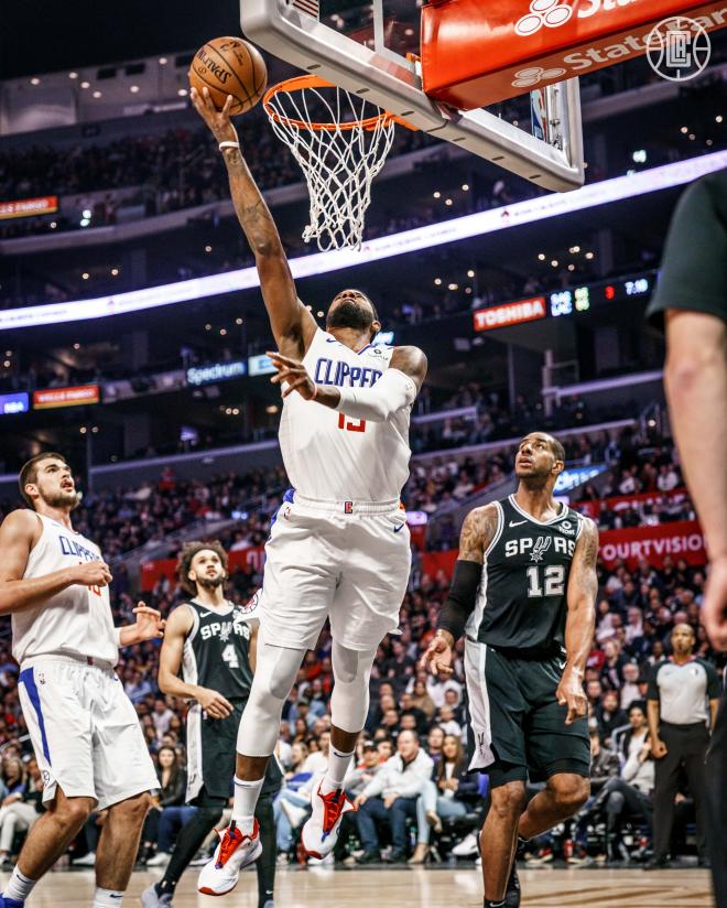 Paul George, líder de los Clippers junto a Leonard, anotando contra los Spurs en la NBA (Foto: @LAClippers).