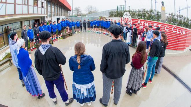 Los jugadores rojiblancos escuchan la copla de Santa Agueda antes del entrenamiento (Foto: Athletic