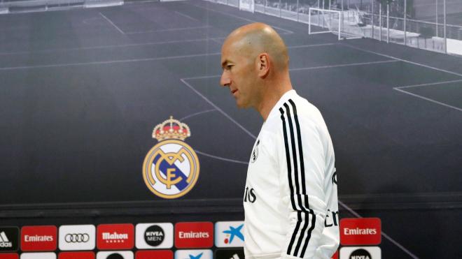 Zidane, llegando a sala de prensa (Foto: EFE).