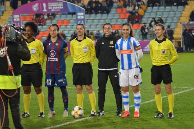 Las capitanas de la Real Sociedad y el Levante junto al trío arbitral (Foto: Giovanni Batista).