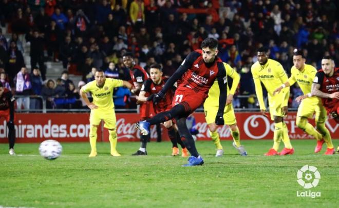 Martín Merquelanz lanza el penalti que supuso el 2-1 en el Mirandés-Villarreal (Foto: LaLiga).