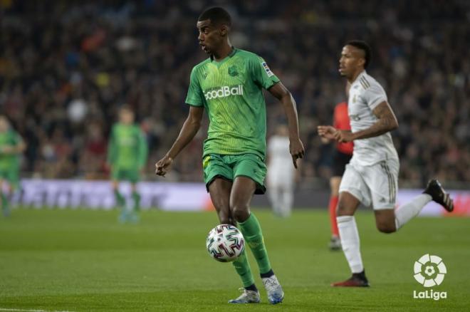 Alexander Isak con el balón en el Bernabéu (Foto: LaLiga).