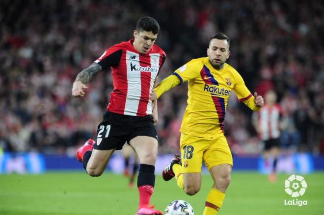 Capa corre junto a Jordi Alba (Foto: LaLiga).