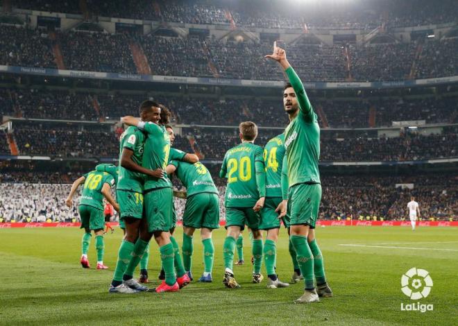 Mikel Merino celebra su gol en el Bernabéu en la Copa de año pasado mientras su compañeros se abrazan (Foto: LaLiga).