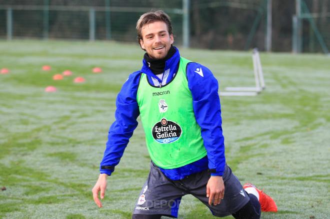 Christian Santos en el entrenamiento del Deportivo en Abegondo (Foto:RCD)