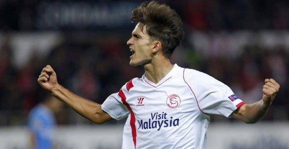 Denis celebrando un gol con el Sevilla.