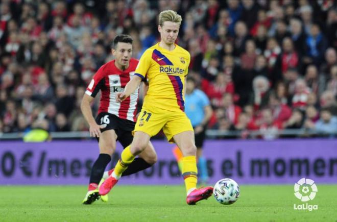 Frenkie de Jong controla un balón en el Athletic-Barcelona.