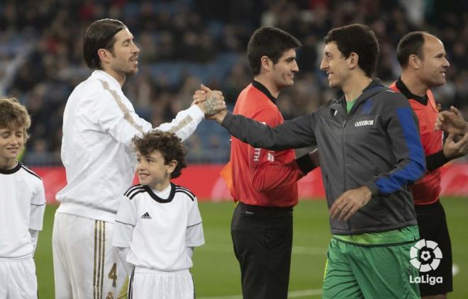 Sergio Ramos y Mikel Oyarzabal se saludan antes del inicio del Real Madrid-Real Sociedad (Foto: LaL
