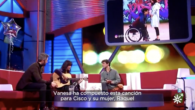 Vanesa Martin le canta en el programa 'Escala Sur' una canción al tenista en silla de ruedas Cisco