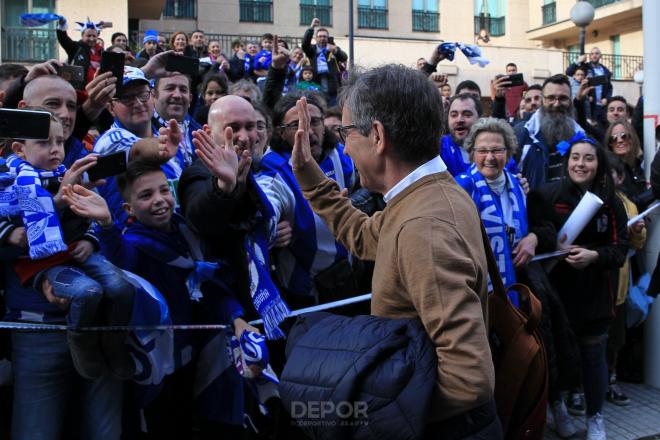 Fernando Vázquez saludando a la afición del Dépor (Foto:RCD)