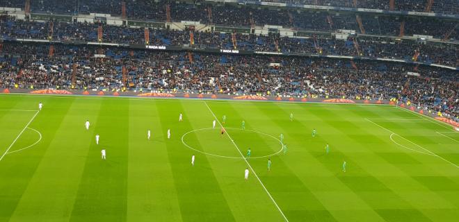 Primeros compases del partido entre el Real Madrid y la Real Sociedad.