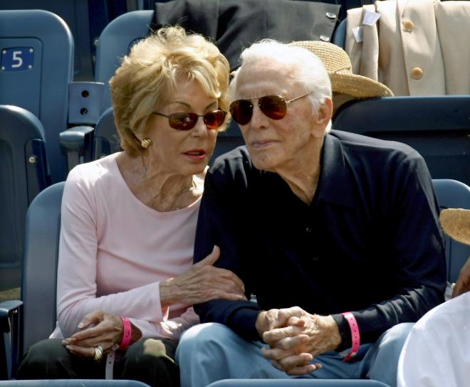 Anne Buydens y Kirk Douglas, en un partido de tenis.
