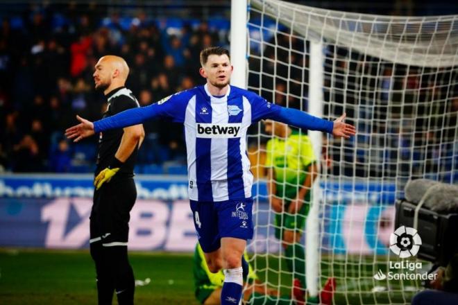 Burke celebra el segundo gol del Alavés (Foto: LaLiga).