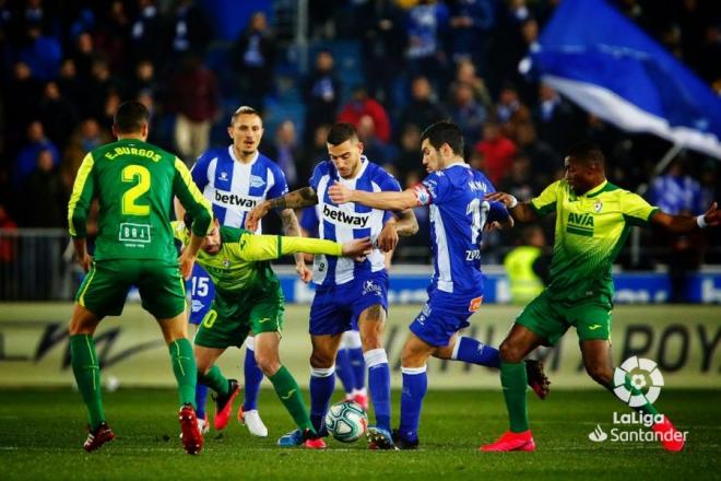 Los jugadores del Alavés pugnan un balón con Orellana (Foto: LaLiga).