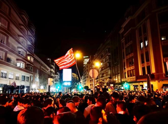 La afición del Athletic Club en una noche de celebración en Pozas (Foto: Bilbao Centro).